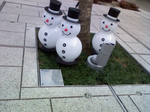 植え込みから佇む雪だるま