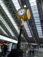 駅の真上に広場が。