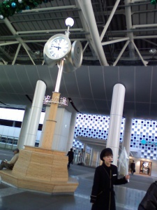 台の上にポール　白い文字盤が4方向に設置されている