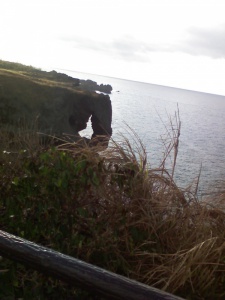 海に突き出した岩　中が空洞