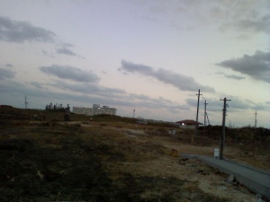 まだ明るい　遠くのホテルの窓にZANPAの文字が