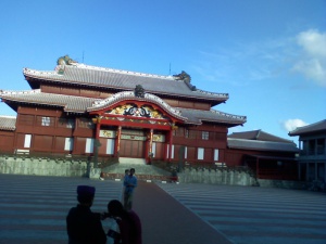 正面に首里城　壁は朱色。２段構え