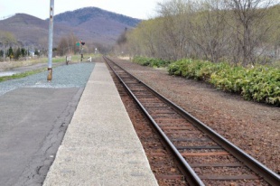 田舎の駅のホーム ホームは長い 前方には山がある