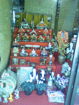 和室の軒先にどんと７段飾りで