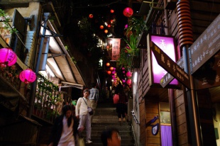 夜　細い階段道　両側にはピンクの提灯　千と千尋の神隠しのモデルかといわれた場所のひとつ