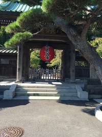 長谷寺 山門 赤い提灯がさがっている