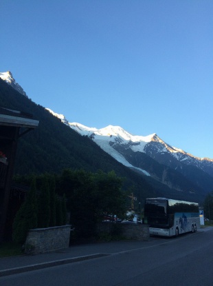 ホテルを出たところから。朝焼けのシャモニー　4分の1は雪をかぶっている。