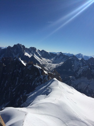 山頂から。　青空。太陽の光。。