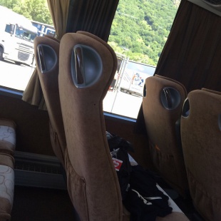 パーキングエリアの止まっていたトラック。イラスト　車いすの人とたっている人の間にボールが。