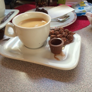 コーヒーショップ　ミルク入れがチョコレート