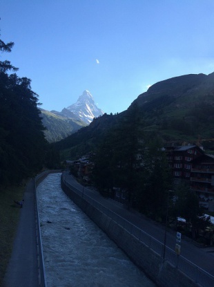 小さな川にかかった橋の上からとがったマッターホルンを撮影