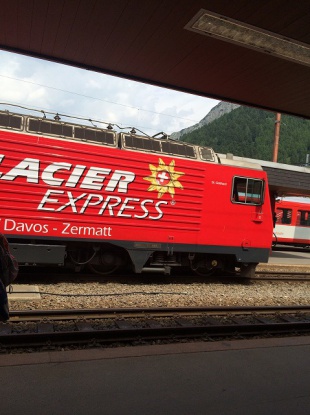 駅ホームにて。　正面に赤いけん引車