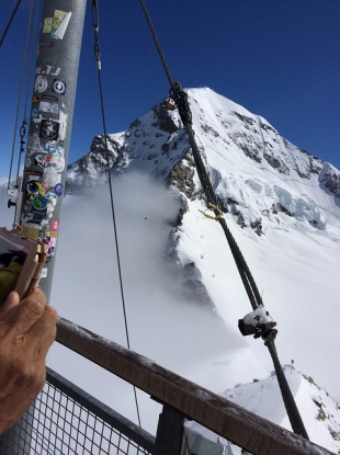 柵ごしの雪山　一瞬の晴れ間。