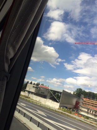 高速を走るバスから。クレーンとガソリンスタンドが見える。