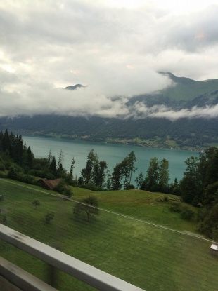 湖の奥に青々とした山　曇り　山の中腹と8合目付近に山