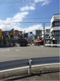 交差点のたもとで。