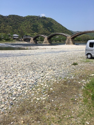 橋のたもとから錦帯橋を撮影